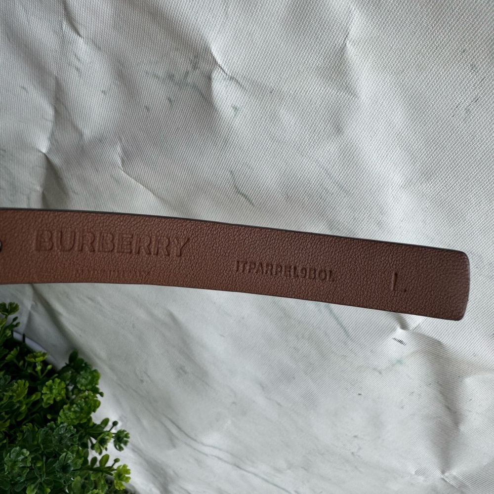 Burberry TB Reversible Leather
Belt Brown/ Black with Gold Burberry Logo Accent - Picture 7 of 16